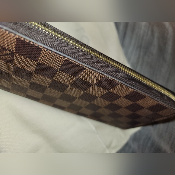 **SOLD**Authentic* Louis Vuitton Zippy Wallet - Picture 3 of 12